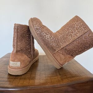 UGG Classic Short II Leopard Glitter Boots Women’s Size 6 Brown Shearling Lined